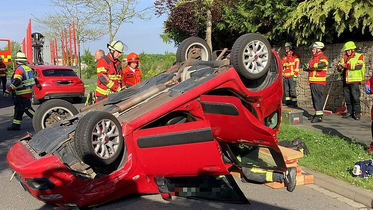 Im Würzburger Stadtteil Heuchelhof hat sich ein Unfall mit einer eingeklemmten Person ereignet. Drei Feuerwehren waren im Einsatz, um die eingeklemmte Frau zu befreien.