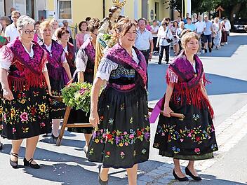 Eindrucksvoll waren die Trachten, die Frauen zur Prozession in Leutenbach angelegt hatten.