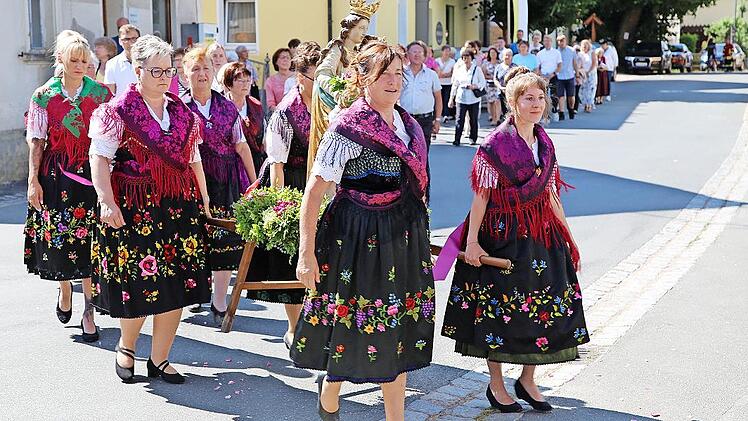 Eindrucksvoll waren die Trachten, die Frauen zur Prozession in Leutenbach angelegt hatten.