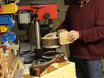 Wilhelm Friedrich bastelt für den Weihnachtsmarkt .  Foto:  Josef Hofbauer