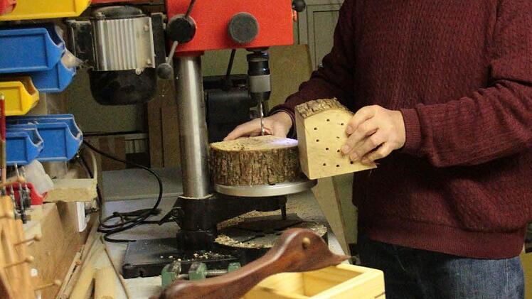 Wilhelm Friedrich bastelt für den Weihnachtsmarkt .  Foto:  Josef Hofbauer