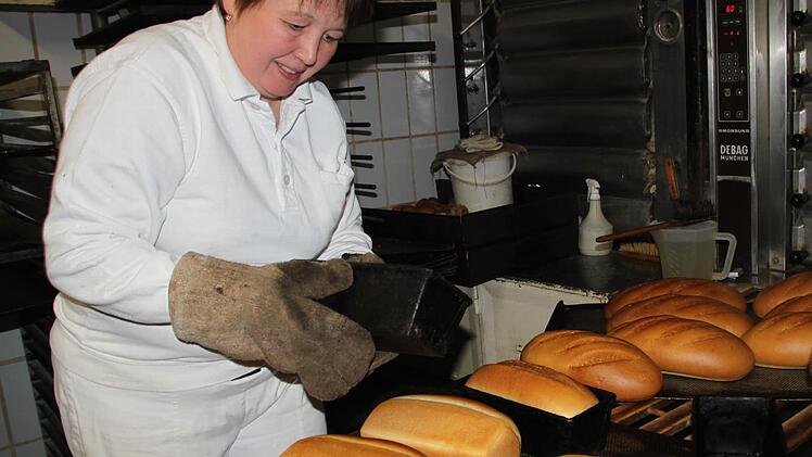 Derweil holt seine Frau Weißbrote aus den Kastenformen.
