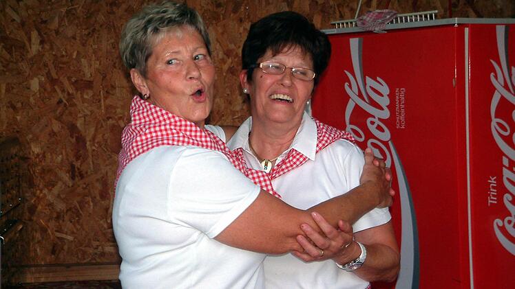 Noch hatte man in den Verkaufsständen Zeit für ein Späßchen, doch bald hatte man alle Hände voll zu tun um die vielen Besucher zu bewirten.