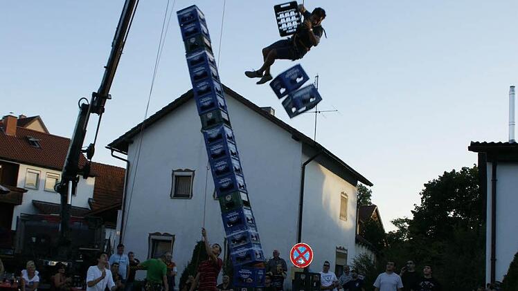 Gut abgesichert am Kran sind die Starter beim Bierkastenstapeln.