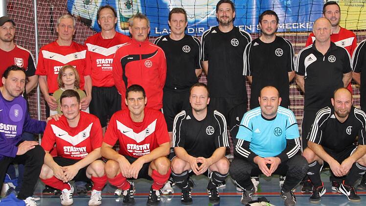 Die Endspielmannschaften des AH-Turniers, Sieger FC Lichtenfels in schwarzer Spielkleidung, der TV Ebern in den roten Trikots