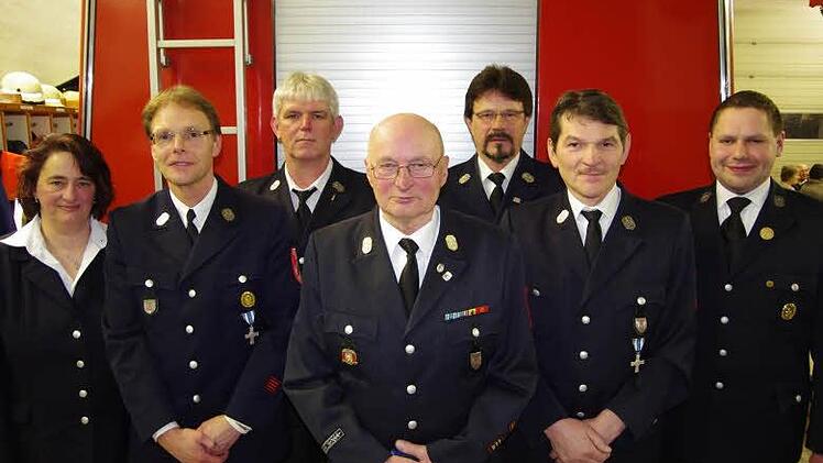Komandantin Christine Rausch, Dieter Nürnberger, Jan Mast, Heinrich Müller, Manfred Otto, Winfried Brust, 2. Kommandant Christian Kiesel  Foto: Klaus Werner