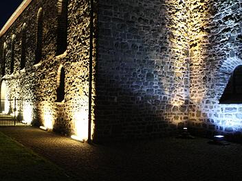 Historische Gemäuer in einem neuen Licht gibt es zurzeit in Teuschnitz zu sehen. Foto: Michael Wunder