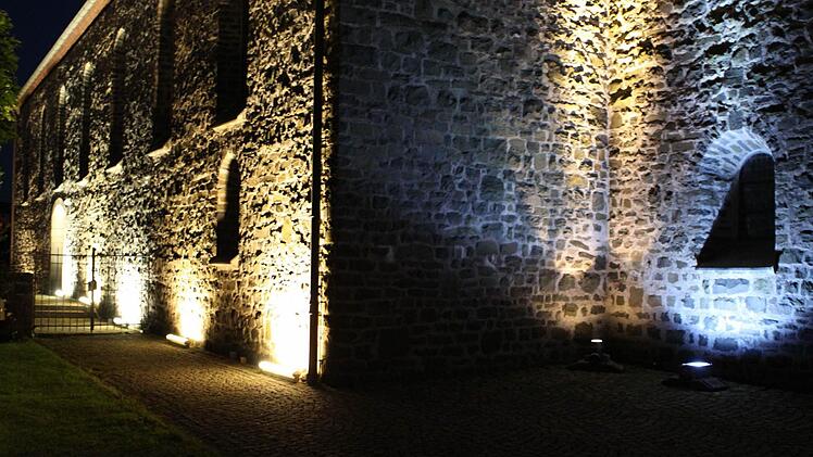Historische Gemäuer in einem neuen Licht gibt es zurzeit in Teuschnitz zu sehen. Foto: Michael Wunder