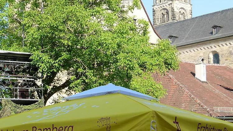 Der Biergarten in der Alten Hofhaltung bot unter den Sonnenschirmen willkommenen Schatten.