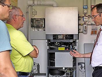 Stefan Sablofski (r.) erklärt den Besuchern eine Pumpe. Foto: Pauline Lindner