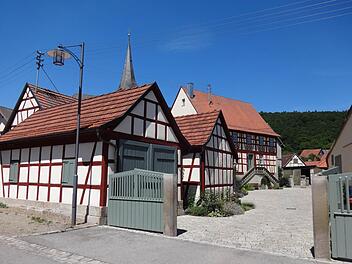 Leerstand eines früheren Bauernhofes erfolgreich verhindert: Dank vielfältiger Unterstützung gestaltete die Familie Häpp in Nassach das ortsbildprägende Familienanwesen um. Hier lebt jetzt noch ein Familienmitglied, das restliche Anwesen wird touristisch genutzt.