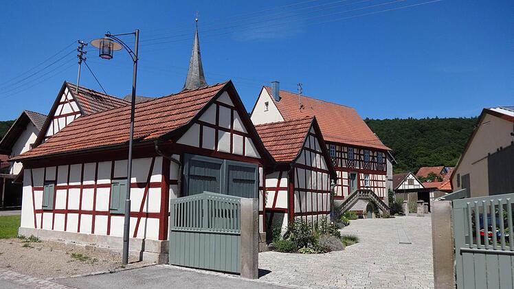 Leerstand eines früheren Bauernhofes erfolgreich verhindert: Dank vielfältiger Unterstützung gestaltete die Familie Häpp in Nassach das ortsbildprägende Familienanwesen um. Hier lebt jetzt noch ein Familienmitglied, das restliche Anwesen wird touristisch genutzt.