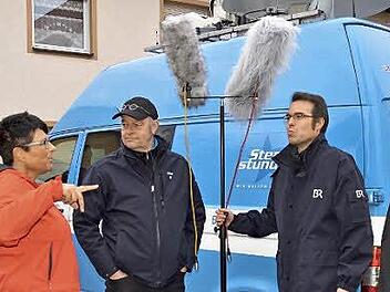 Nach der Aufnahme unterhalten sich Pfarrgemeinderatsvorsitzende Claudia Benkert (von links), Techniker Andreas Heuber, Ingenieur Bastian Schick und Pfarrer Michael Kubatko über die Steinacher Glocken. Foto: Kathrin Kupka-Hahn