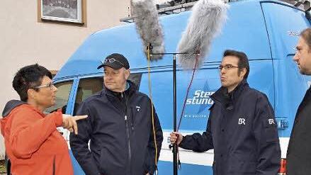 Nach der Aufnahme unterhalten sich Pfarrgemeinderatsvorsitzende Claudia Benkert (von links), Techniker Andreas Heuber, Ingenieur Bastian Schick und Pfarrer Michael Kubatko über die Steinacher Glocken. Foto: Kathrin Kupka-Hahn