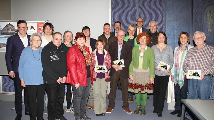 Die Gewinner des "Goldenen Ammoniten". Das höchste Preisgeld erhielt Familie Hesselbarth für die vorbildliche Sanierung des ehemaligen Gerberhauses in der Mühlgasse in Lichtenfels.  Foto: Gerda Völk