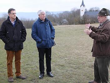 Der 88-jährige Elmar Dippold (rechts) beschreibt Rolf (links) und Axel Harnier, was er als kleiner Junge am 13. Januar 1936 auf dem Staffelberg nach dem Flugzeugabsturz gesehen hatte. Hier zeigt er den beiden Neffen des tödlich verunglückten Leutnants Rudolf Harnier die Stelle, an der das Wrack der Junkers W 34 gelegen hat. Foto: Matthias Einwag