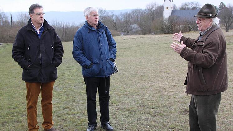 Der 88-jährige Elmar Dippold (rechts) beschreibt Rolf (links) und Axel Harnier, was er als kleiner Junge am 13. Januar 1936 auf dem Staffelberg nach dem Flugzeugabsturz gesehen hatte. Hier zeigt er den beiden Neffen des tödlich verunglückten Leutnants Rudolf Harnier die Stelle, an der das Wrack der Junkers W 34 gelegen hat. Foto: Matthias Einwag