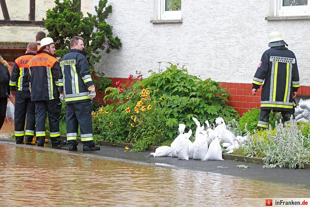 Hochwasser ueberflutet Ortskern von Stettfeld
