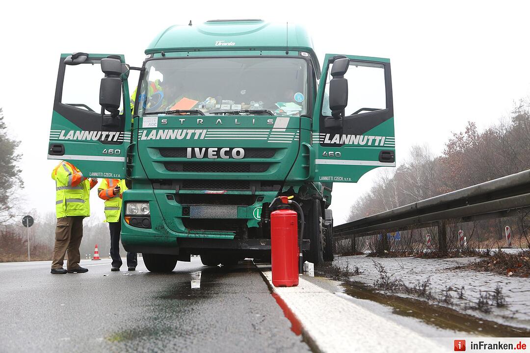 Kilometerlange Staus nach Lkw-Unfall auf der A3 - Fahrer erleidet wŠhrend Fahrt Herzinfarkt