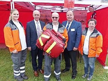 Einen Rettungsrucksack übergaben die Bürgermeister Werner Burger und Franz Uome an Lothar Scheler von der Rotkreuz-Bereitschaft Gösmes-Walberngrün. Unser Bild zeigt (von links) Julia Bächer, Franz Uome, Lothar Scheler, Werner Burger und Marion Rothert.  Foto: Klaus-Peter Wulf