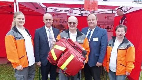Einen Rettungsrucksack übergaben die Bürgermeister Werner Burger und Franz Uome an Lothar Scheler von der Rotkreuz-Bereitschaft Gösmes-Walberngrün. Unser Bild zeigt (von links) Julia Bächer, Franz Uome, Lothar Scheler, Werner Burger und Marion Rothert.  Foto: Klaus-Peter Wulf
