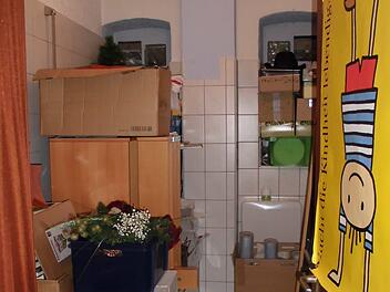 Vollgestellt und zweckentfremdet: eines der Bäder in der Oberhaider Bücherei. Foto: Bücherei