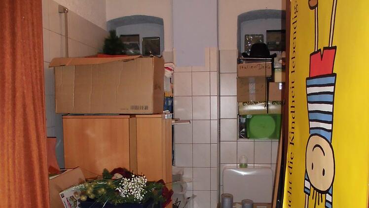 Vollgestellt und zweckentfremdet: eines der Bäder in der Oberhaider Bücherei. Foto: Bücherei