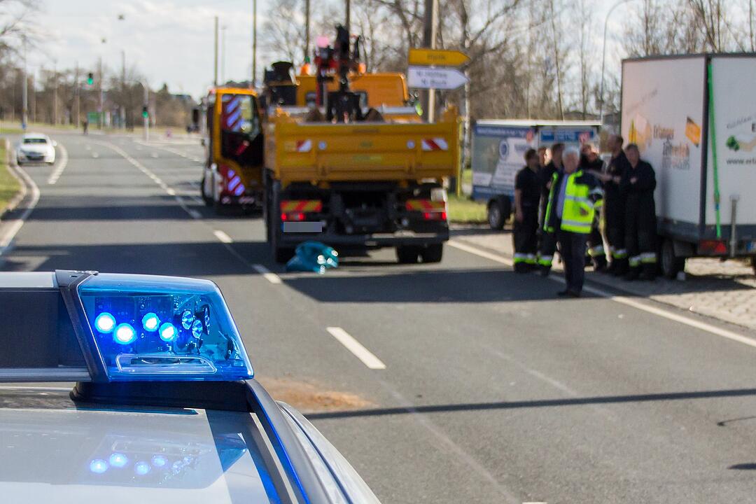 Frontal von Lkw erfasst –  Fußgänger schwebt nach Unfall in Nürnberg in Lebensgefahr