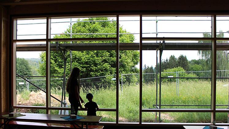 Zum ersten Mal dürfen die Kinder ihren zukünftigen Kindergarten von innen begutachten.Foto: Julia Raab