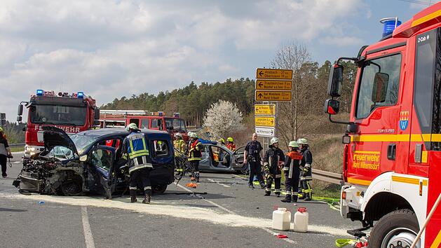 Bei Wilhermsdorf hat es einen schweren Verkehrsunfall gegeben. Ein Mann wurde lebensgef&auml;hrlich verletzt. Die Feuerwehr musste die Unfallopfer aus den Fahrzeugen befreien. Foto: NEWS5 / Schmelzer
