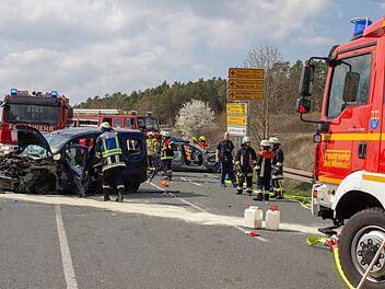 Bei Wilhermsdorf hat es einen schweren Verkehrsunfall gegeben. Ein Mann wurde lebensgef&auml;hrlich verletzt. Die Feuerwehr musste die Unfallopfer aus den Fahrzeugen befreien. Foto: NEWS5 / Schmelzer