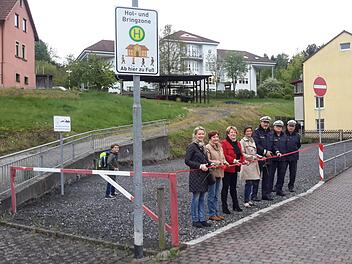 Im Beisein von Vertreterinnen der Grundschule und Beamten der Bad Brückenauer Polizei durchschnitt Bürgermeisterin Brigitte Meyerdierks (3. von links) symbolisch ein rotes Band. Damit war die neue Hol- und Bringzone in der Buchwaldstraße ihrer Bestimmung übergeben.Rolf Pralle