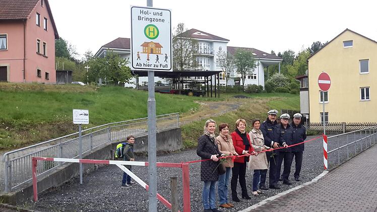 Im Beisein von Vertreterinnen der Grundschule und Beamten der Bad Brückenauer Polizei durchschnitt Bürgermeisterin Brigitte Meyerdierks (3. von links) symbolisch ein rotes Band. Damit war die neue Hol- und Bringzone in der Buchwaldstraße ihrer Bestimmung übergeben.Rolf Pralle
