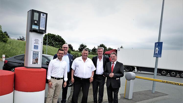 Der "Truck 2 park" in Himmelkron verfügt über ein bundesweit einzigartiges Reservierungssystem für Lkw-Parkplätze. Im Bild (von links) Thomas Kreutzmann vom Autohof Himmelkron, Ferdinand Stocker von der Firma "ServiceXpert", Bürgermeister Gerhard Schneider, Johannes Witt vom Pastpark und Landrat Klaus Peter Söllner  Foto: Werner Reißaus