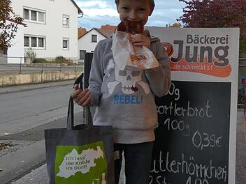 Auch der achtjährige Fabian unterstützt mit einem Einkauf bei seinem Lieblingsbäcker die lokale Produktvielfalt.  Foto: Christian Licha