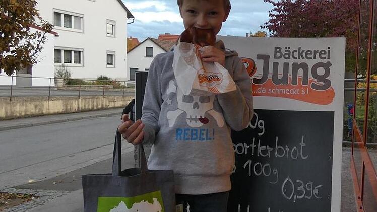 Auch der achtjährige Fabian unterstützt mit einem Einkauf bei seinem Lieblingsbäcker die lokale Produktvielfalt.  Foto: Christian Licha