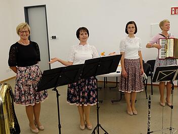 "Die wilden Schlehen aus der Rhön", auch "Kaufmannsware" genannt, sangen und spielten sich in die Herzen der Festhallenbesucher (von llinks) Edith Hüttner, Angelika Enders, Theresa Seiffert und Ilona Zirkelbach. Foto: Philipp Bauernschubert