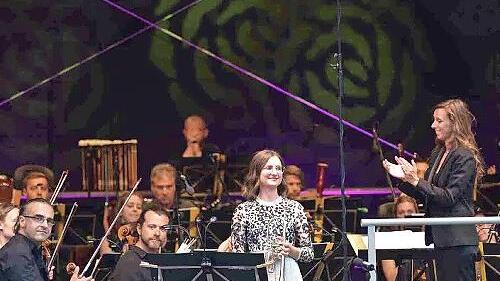 Die Nürnberger Symphoniker unter der jungen Dirigentin Lucie Leguay beendeten die Plassenburg-Open-Airs am Sonntag mit einem furiosen Konzertabend.