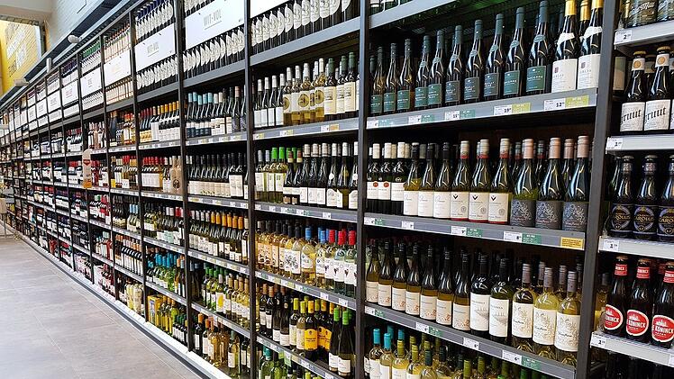 In vielen Supermärken kannst du eine riesige Auswahl an Weinen finden.