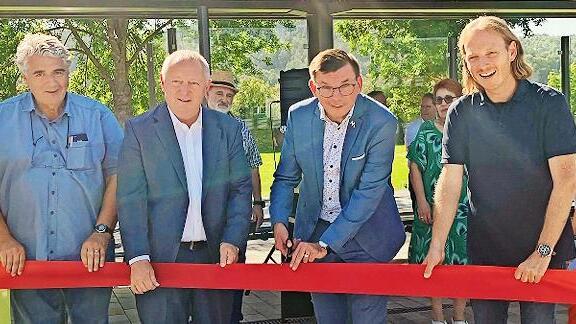 Freigabe der neuen Bushaltestelle durch (von links) Planer Erich Hutzelmann, Landrat Thomas Bold, B&uuml;rgermeister Armin Warmuth und Alexander Stolz