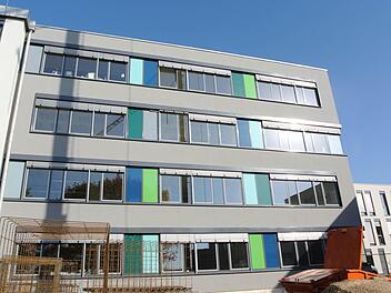 Farblich abgesetzt ist der Neubau am Haus Haßfurt der Haßberg-Kliniken mit einem dunkelgrauen Grundton. Hier finden die Betten (36) Platz, die durch die Modernisierung des Raumprogramms im alten Bettentrakt wegfallen. Insgesamt ändert sich nichts an der Bettenzahl von 145. Fotos: Brigitte Krause