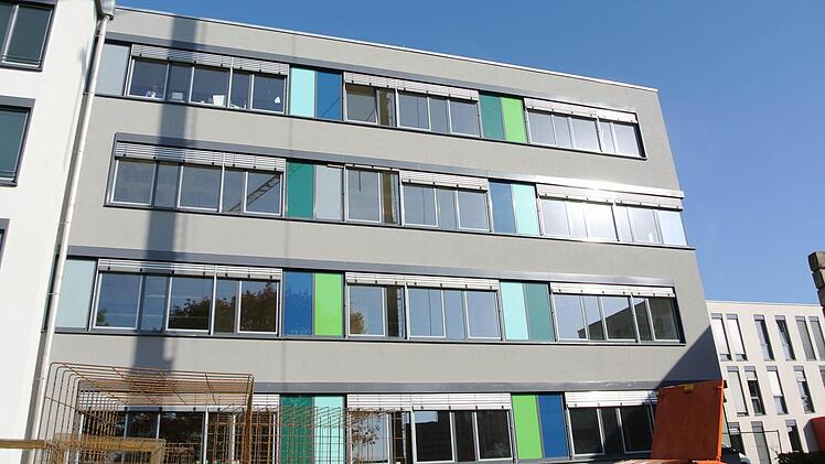 Farblich abgesetzt ist der Neubau am Haus Haßfurt der Haßberg-Kliniken mit einem dunkelgrauen Grundton. Hier finden die Betten (36) Platz, die durch die Modernisierung des Raumprogramms im alten Bettentrakt wegfallen. Insgesamt ändert sich nichts an der Bettenzahl von 145. Fotos: Brigitte Krause