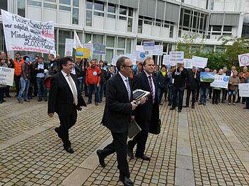 Von Demonstrationen begleitet war auch gestern die Sitzung des Regionalen Planungsverbandes im Bamberger Landratsamt. Alle Teilnehmer - hier im Vordergrund der Lichtenfelser Landrat Christian Meißner - wurden mit Sprechchören wie "Ja zu 10 h" empfangen. Foto: Ronald Rinklef