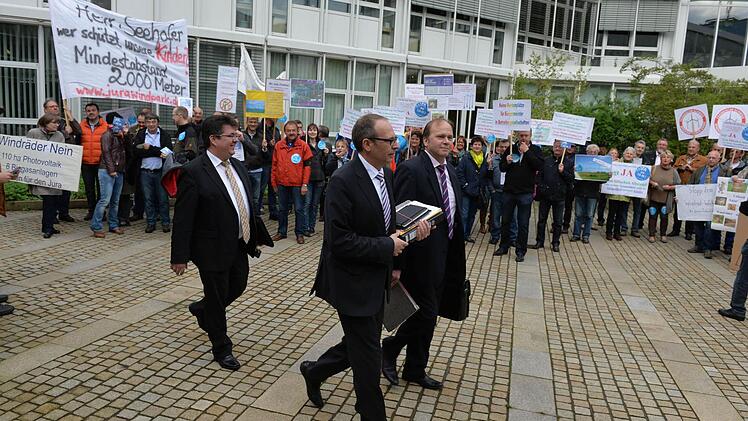 Von Demonstrationen begleitet war auch gestern die Sitzung des Regionalen Planungsverbandes im Bamberger Landratsamt. Alle Teilnehmer - hier im Vordergrund der Lichtenfelser Landrat Christian Meißner - wurden mit Sprechchören wie "Ja zu 10 h" empfangen. Foto: Ronald Rinklef