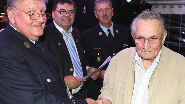 Josef Stark wurde für 70-jährige Mitgliedschaft in der Feuerwehr Tschirn ausgezeichnet.
