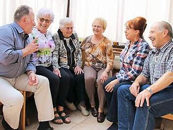 Die Weitramsdorferin Martha Tobisch-Haupt (Dritte von links) feiert heute ihren 100. Geburtstag. Ihre fünf Kinder Günther, Edda, Alice, Christine und Hermann (von links) sind bei ihr. Foto: Bettina Knauth