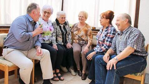 Die Weitramsdorferin Martha Tobisch-Haupt (Dritte von links) feiert heute ihren 100. Geburtstag. Ihre fünf Kinder Günther, Edda, Alice, Christine und Hermann (von links) sind bei ihr. Foto: Bettina Knauth