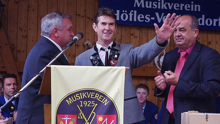 Vorsitzender Heinrich Zeuß (Mitte) wurde vom Kreisvorsitzenden Wolfgang Müller (links) sowie vom stellvertretenden Bezirksvorsitzenden Thomas Kolb (rechts) seitens des NBMB mit der Goldenen Nadel geehrt.