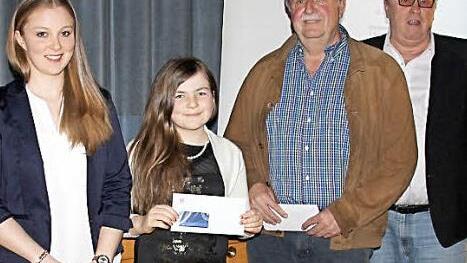 Isabell Genslein, Lea Berger und Oskar Gehring (in Bild von links) wurden von Bürgermeister Willi Sendelbeck zu Beginn der Bürgerversammlung für besondere Leistungen geehrt. Foto: Ralf Kestel