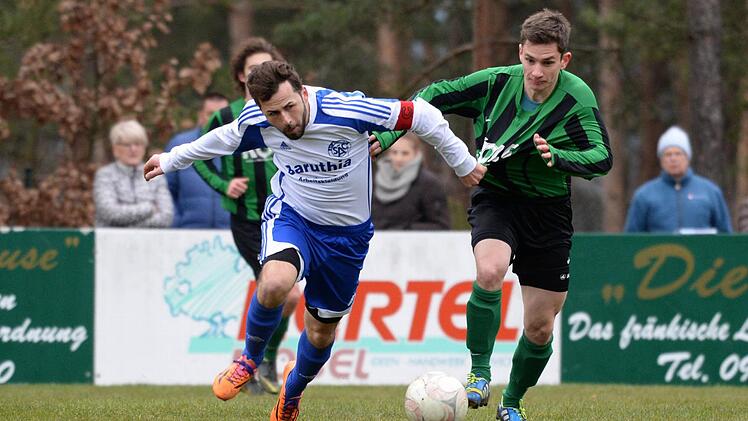 Die Altenploser Fußballer - hier Patrick Füßmann (links - gegen den Katschenreuther Florian Stübinger) - bekommen nächste Saison mit Günther Höfer einen neuen Trainer. Foto: Peter Mularczyk